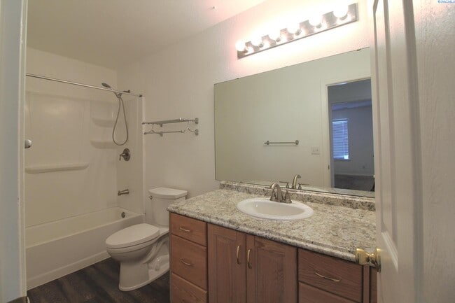 Building Photo - Updated 2 Bed/1 Bath Kennewick Apartment i...