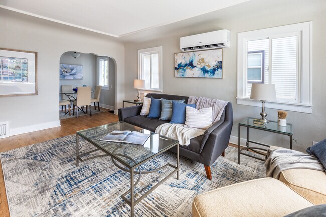 Sala de estar - 5246 21st Ave SW