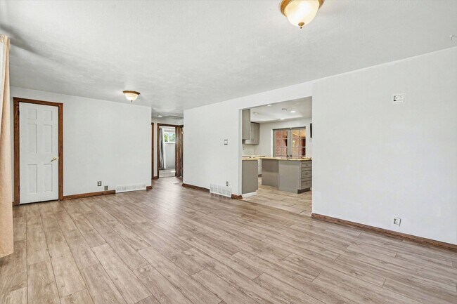 Building Photo - 6881 Fox Way