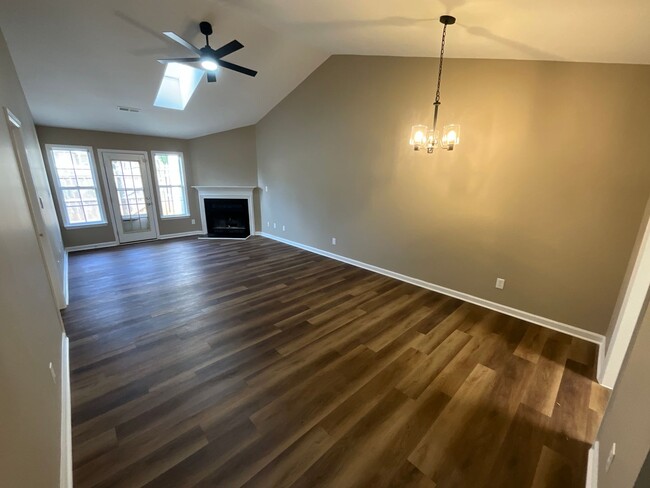 Building Photo - 2 BR / 2 BA  Renovated Townhome in Hyde Pa...