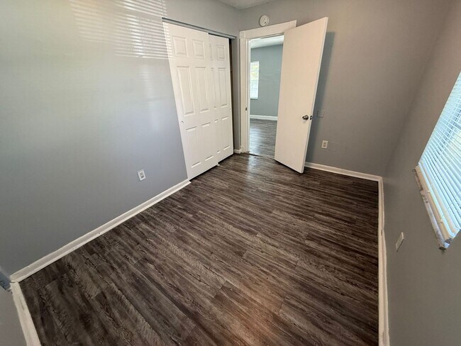 Building Photo - 3/2 Tampa Move In Ready !