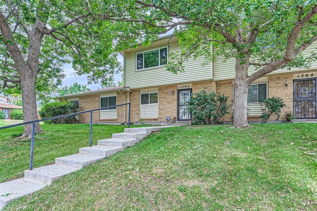 Foto del edificio - Charming 3 Bedroom 2 Bath Townhome In Aurora!