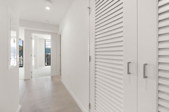 Building Photo - High-Floor Corner 2BR/2BA/2PK | Floor-to-C...