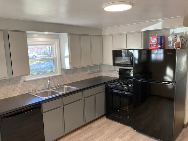 Foto del edificio - 8053 Lawrence Dr