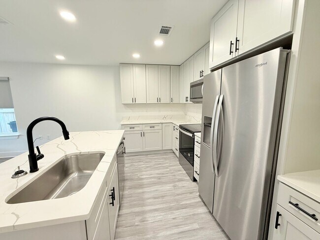 Building Photo - Modern Two-Bedroom Home