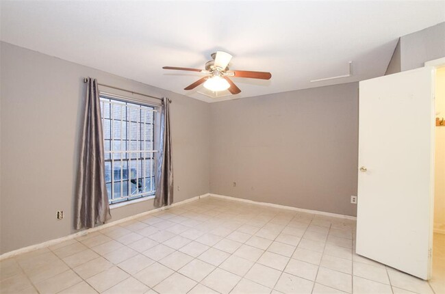 Building Photo - 9090 S Braeswood Blvd