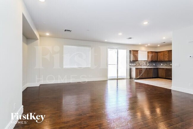 Foto del edificio - 9742 Marcelline Ave