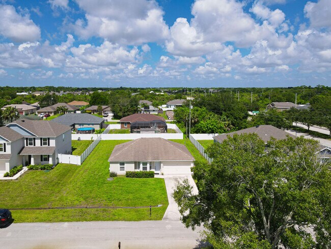 Foto del edificio - 4616 SW Carib St