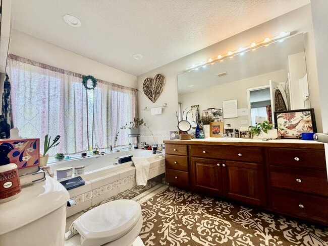 Foto del edificio - 6170 E Lake Dr