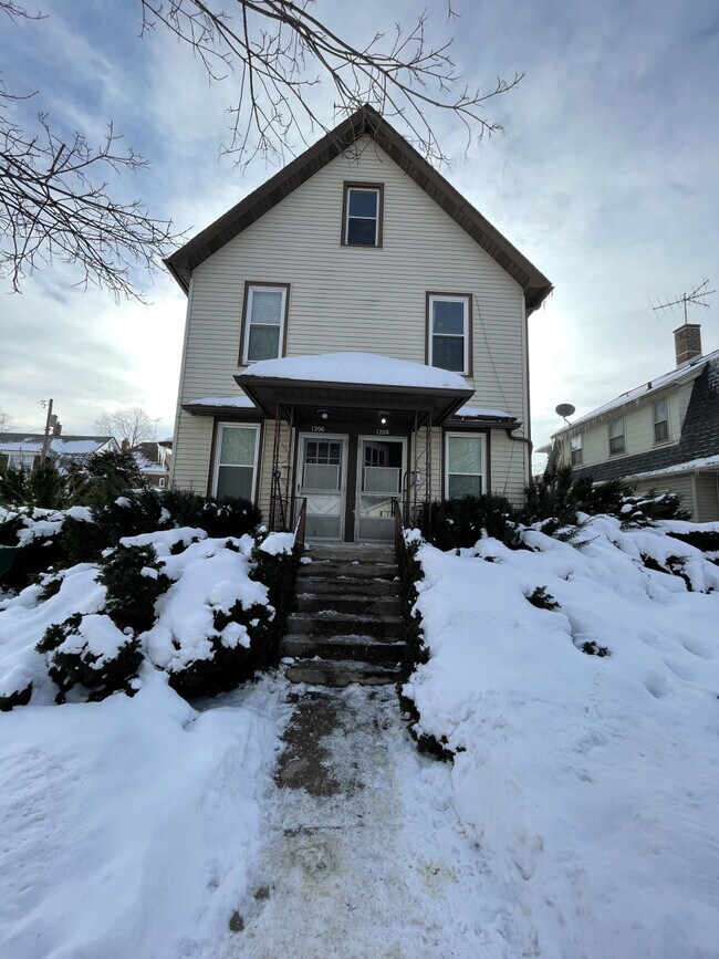Building Photo - 1208 maple