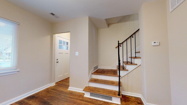 Building Photo - Newly Renovated Two Bedroom Two Bathroom W...