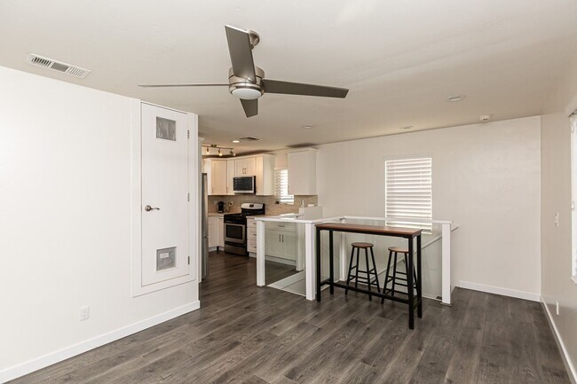 Building Photo - *** NORTHPARK 2/2 WITH 1 CAR ATTACHED GARA...
