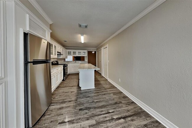 Building Photo - 4002 Spring Garden Dr