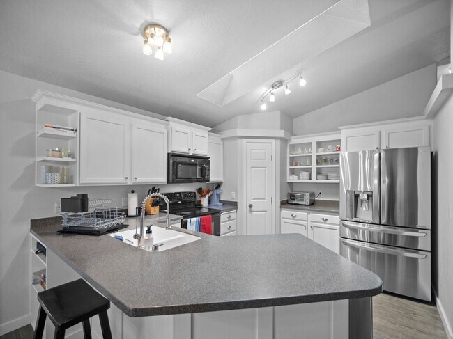 Foto del edificio - Bright & Comfortable 3 Bedroom Home (Furnished)