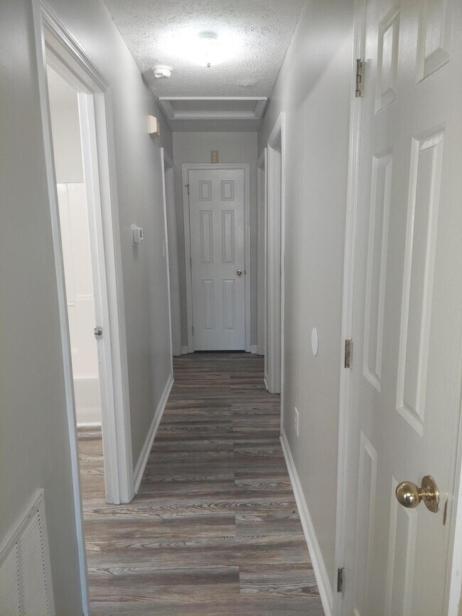 Building Photo - 2592 Woodhill Dr