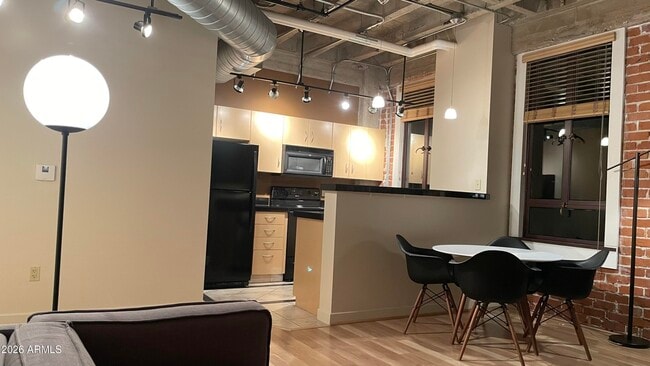 Building Photo - 114 W Adams St