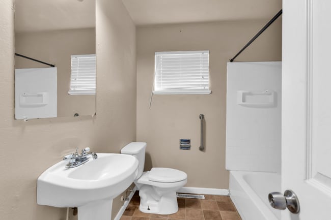 Building Photo - 2200 Fowler St