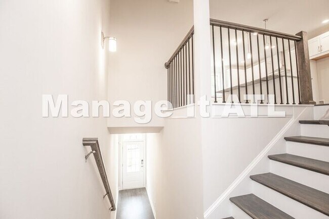 Building Photo - 4 Bedroom Townhome in Chamblee