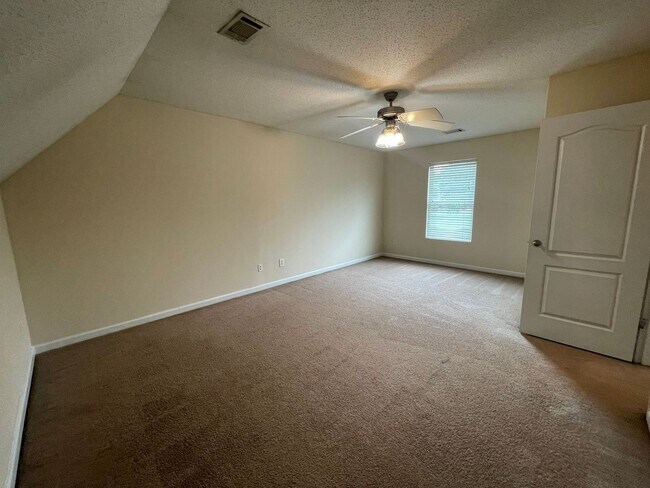 Foto del edificio - PRE-LEASING FOR AUGUST 2 2026! 1/2 Off Deposit!