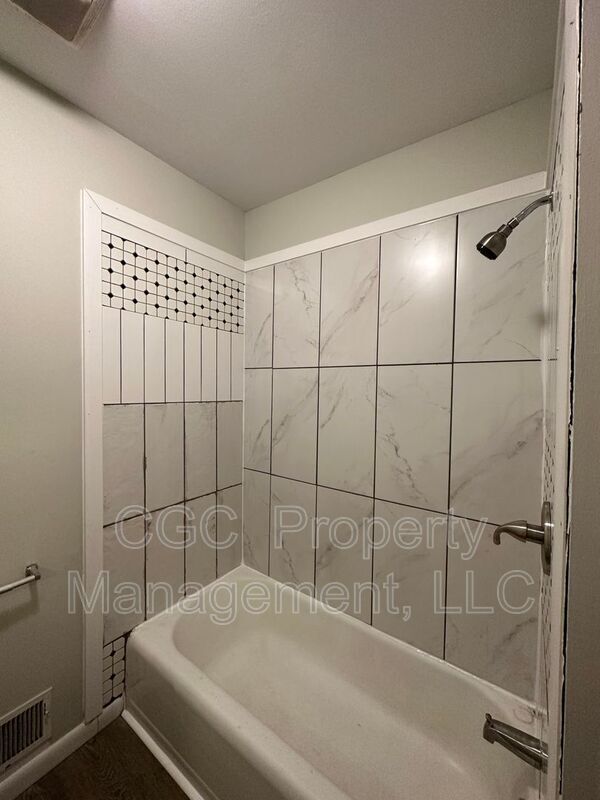 Building Photo - 4 1/2 Salsbury St