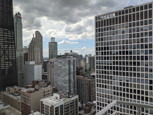 Foto del edificio - 250 E Pearson St