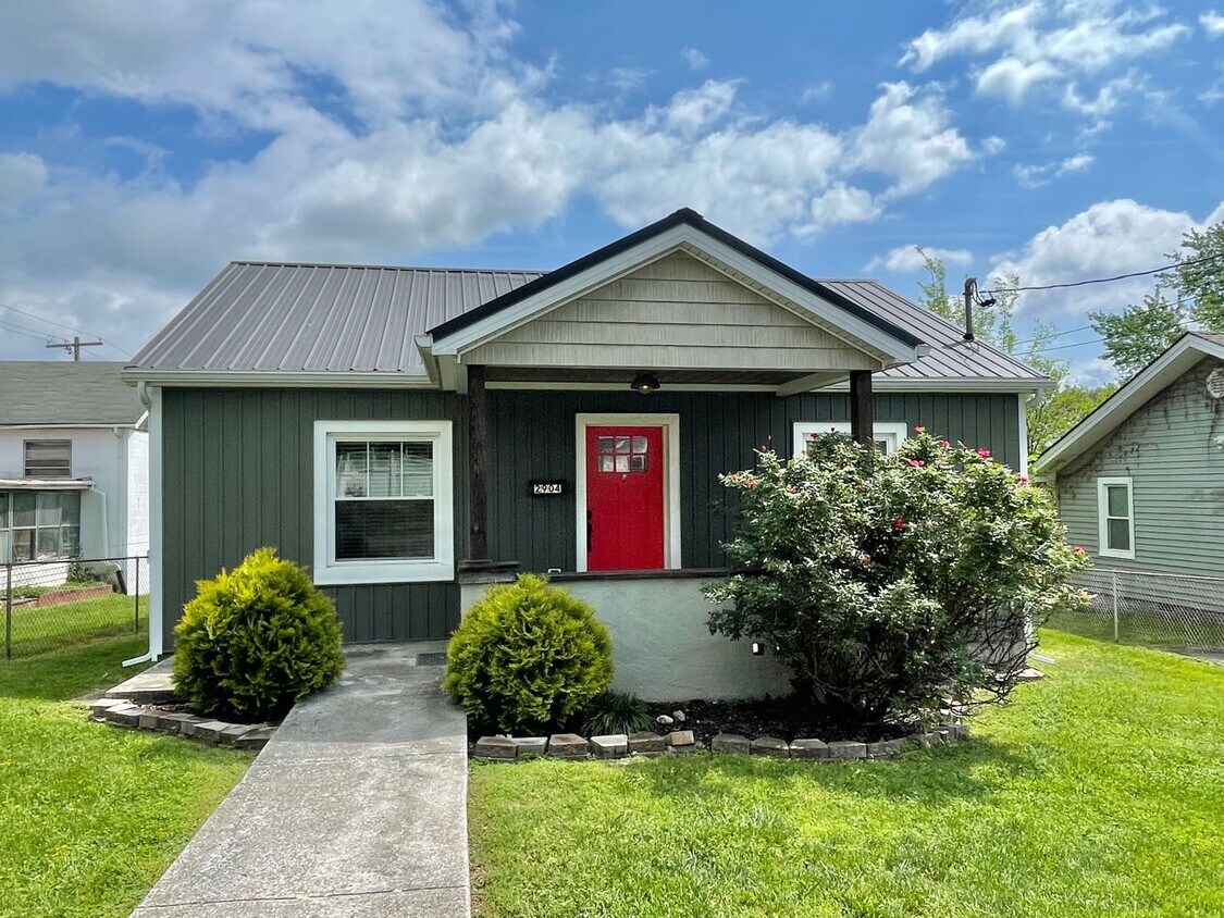 Foto principal - 2 bedroom remodel, with bonus room!