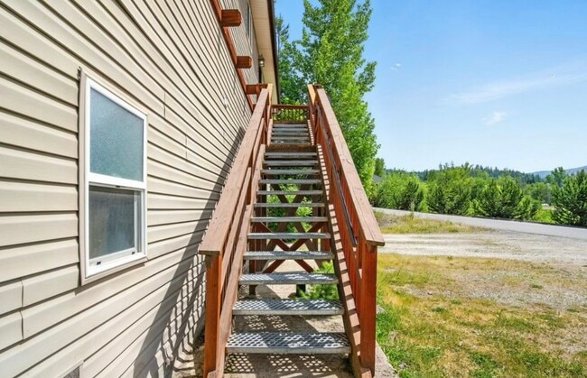 Building Photo - 43143 Riverview Dr