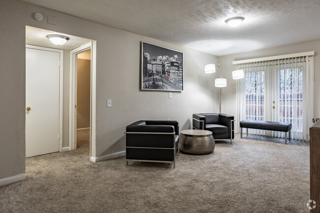 1BR, 1BA - 660SF - Living Room - Hills at Greenbriar