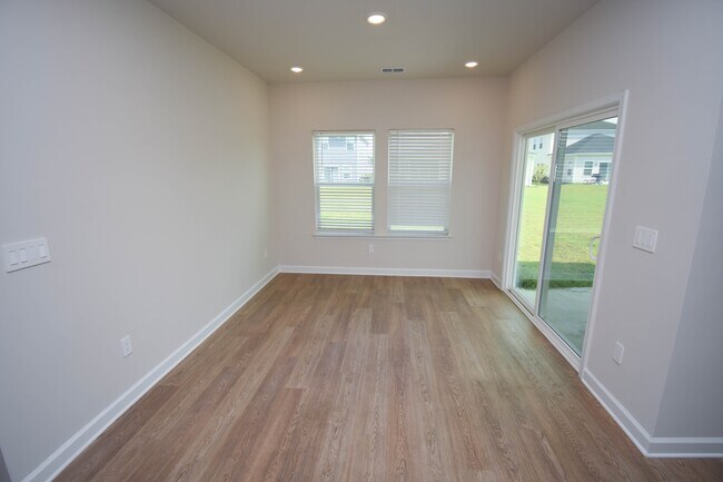 Foto del edificio - 4324 Falls Oaks St