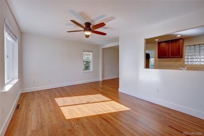 Photo - 3 bed/ 1 Bath in Desirable Park Hill Neighborhood Apartment