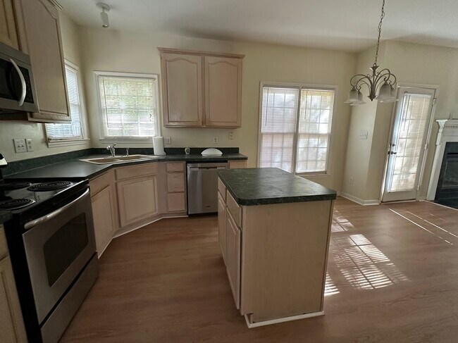 Foto del edificio - 412 Silvergrove Dr