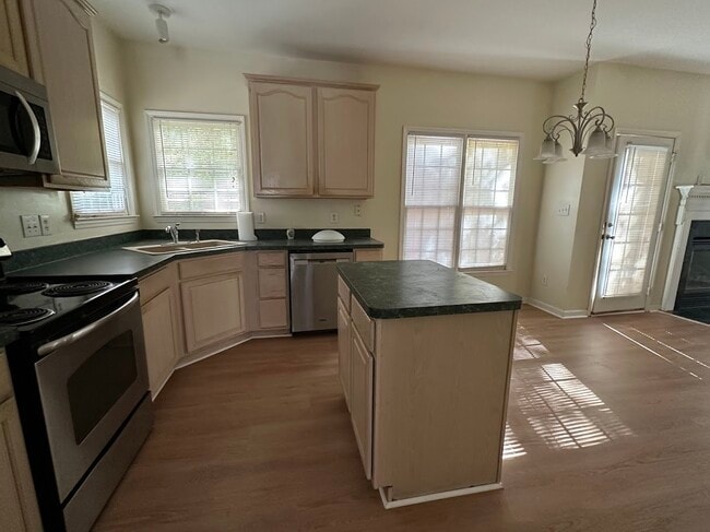 Photo - 412 Silvergrove Dr House