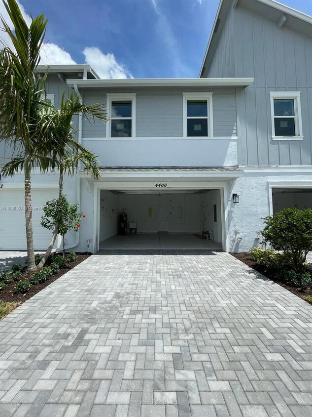 Foto principal - 4466 Longwood Lake Sq