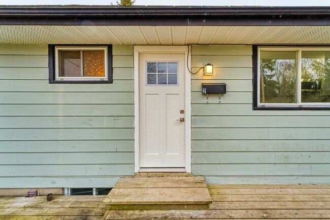 Photo du bâtiment - 2 Bed / 1 Bath – Modern Basement Unit – ALL INCLUSIVE – $2,099/month