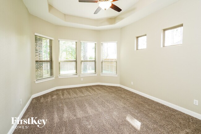 Foto del edificio - 5003 Wooded Lake Dr