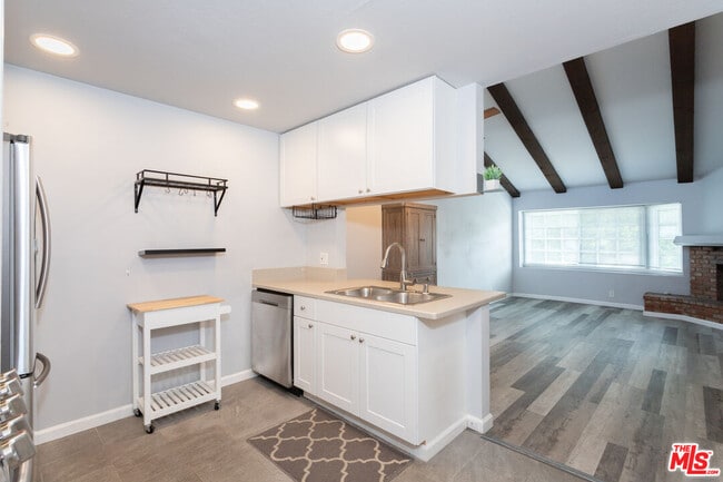 Building Photo - 4633 Ben Ave