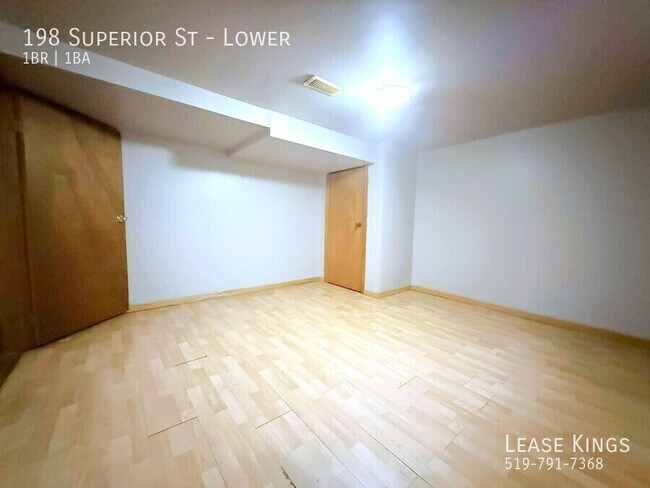 Photo du bâtiment - Basement Unit in Prime LaSalle Location!