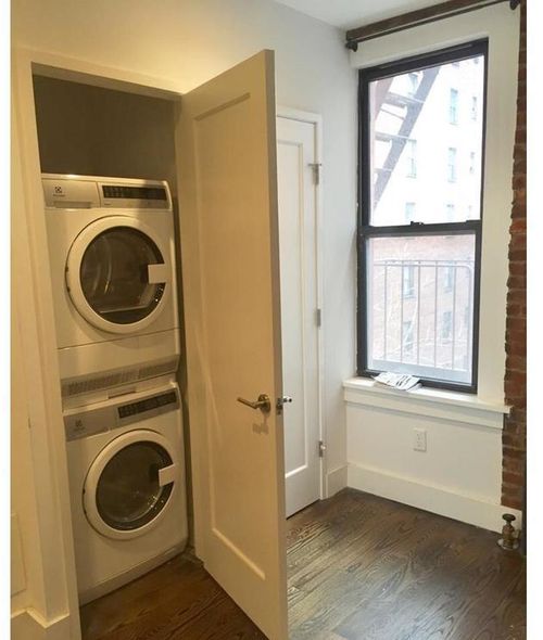 Building Photo - 242 E 39th St