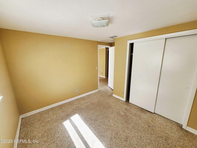 Foto del edificio - 6067 Longchamp Dr