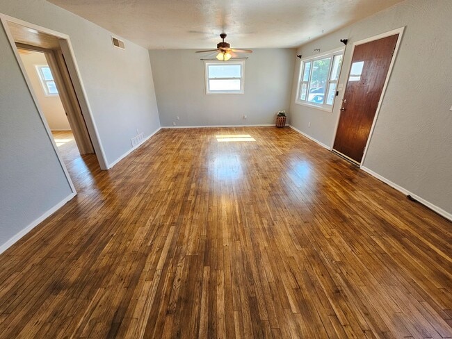 Building Photo - Beautifully maintained 3 bdrm/2 bath with ...