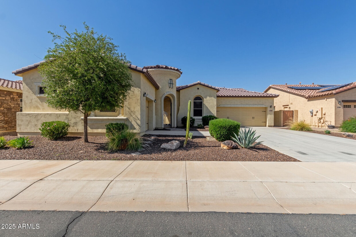 Foto principal - 17996 W Redwood Ln