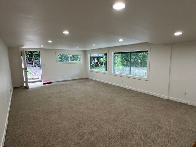 Building Photo - 2112 Sunset Dr W