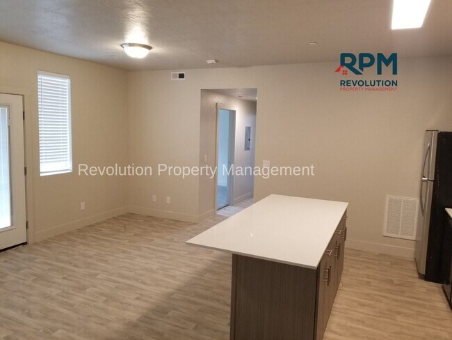 Building Photo - 2 BEDROOM IN GREAT OGDEN LOCATION