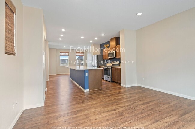 Building Photo - Updated 3 Bed Townhome in Highly Desired V...