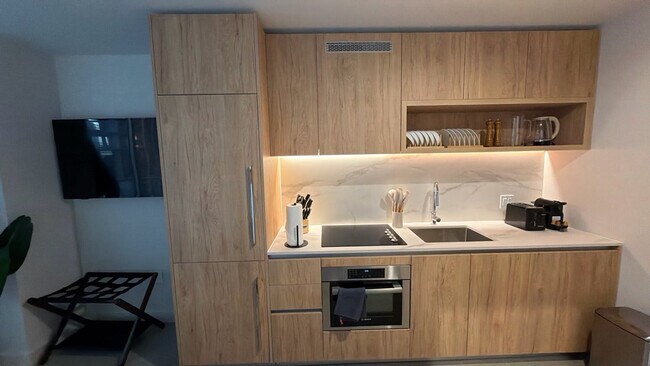 Building Photo - 11 NE 6th St