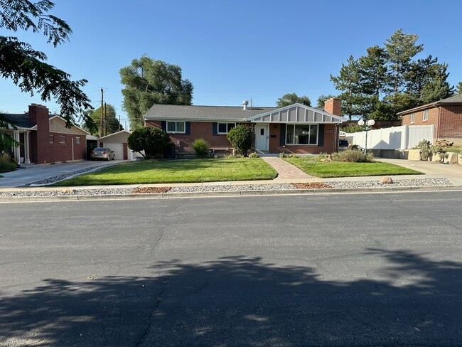 Front of Residence - 329 E Saunders St
