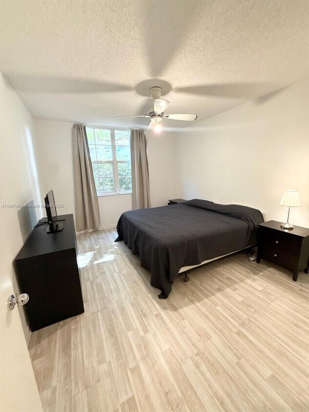 Foto principal - 19501 E Country Club Dr