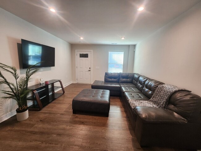 Building Photo - 3 Bedroom Townhome in Troutman