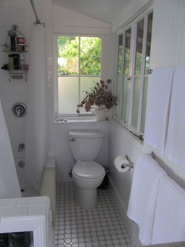 Foto del edificio - Amazing View! Charming Studio Unit! Bay Vi...
