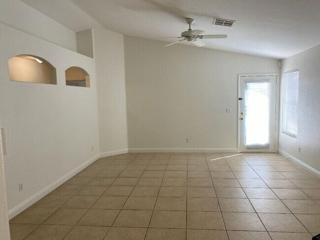 Foto del edificio - First Show: The first open showing is on 2/4 at 4PM. Please be prompt. We will be processing any ...